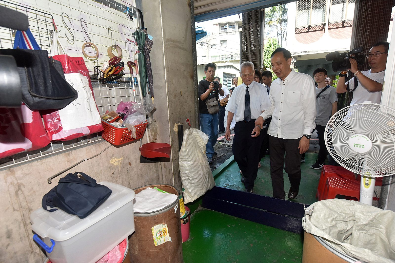 朱市長參觀陳爸爸家中資源回收站