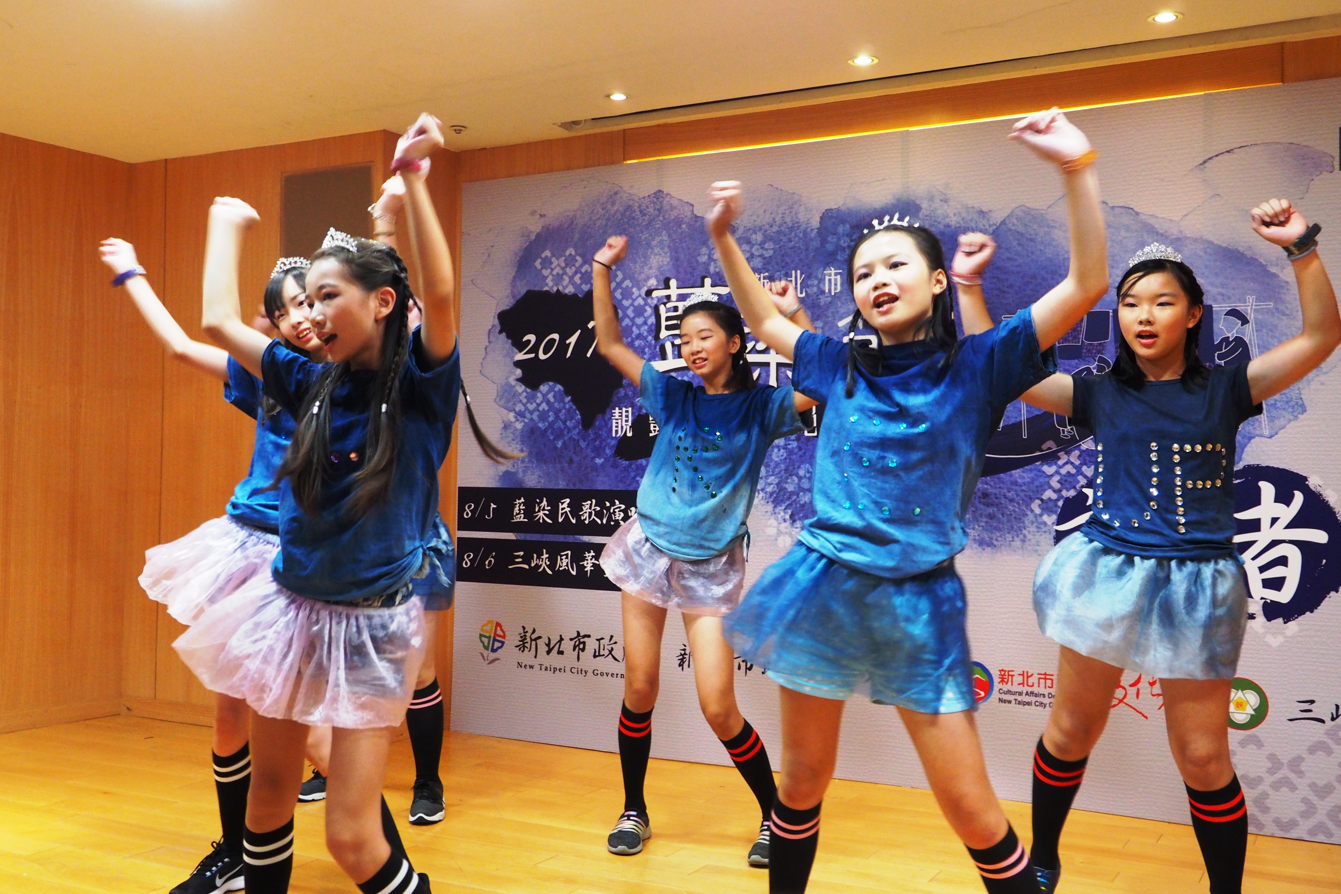 中園國小學童著藍染服飾進行舞蹈表演