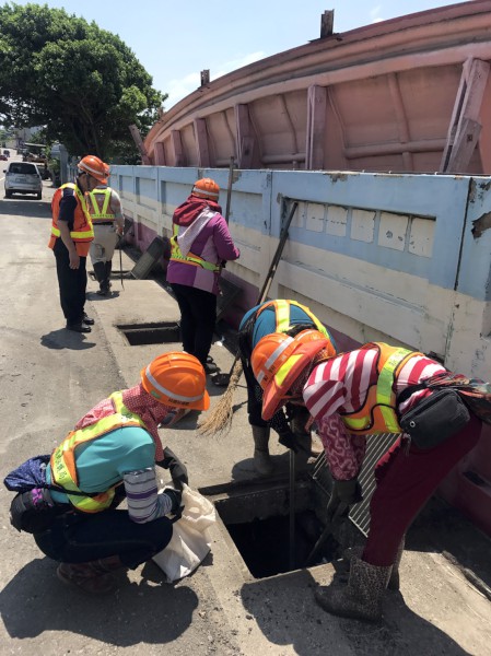 因應尼莎颱風來襲，環保局已加強側溝清淤，也提醒民眾自主巡查居家周遭水溝蓋和洩水