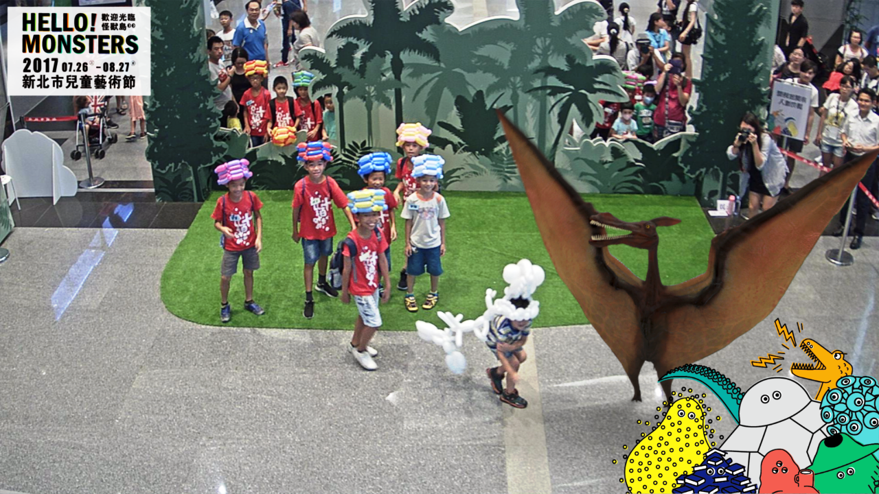 來自十分國小的恐龍裝幸運兒胡辰賓和同學一起體驗恐龍AR-新北市文化局