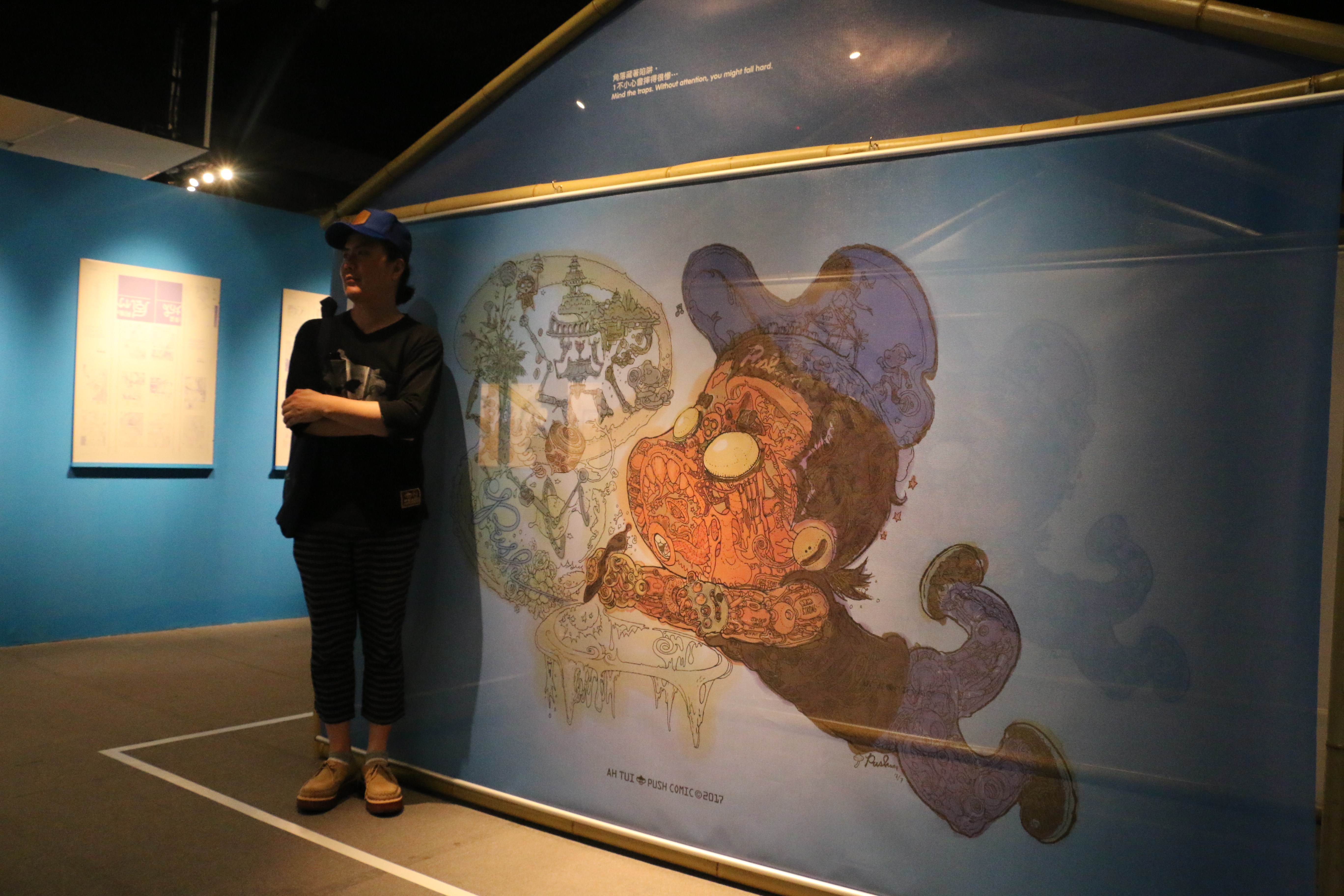 臺灣科漫大師阿推老師與為本次展覽製作的大型自畫像