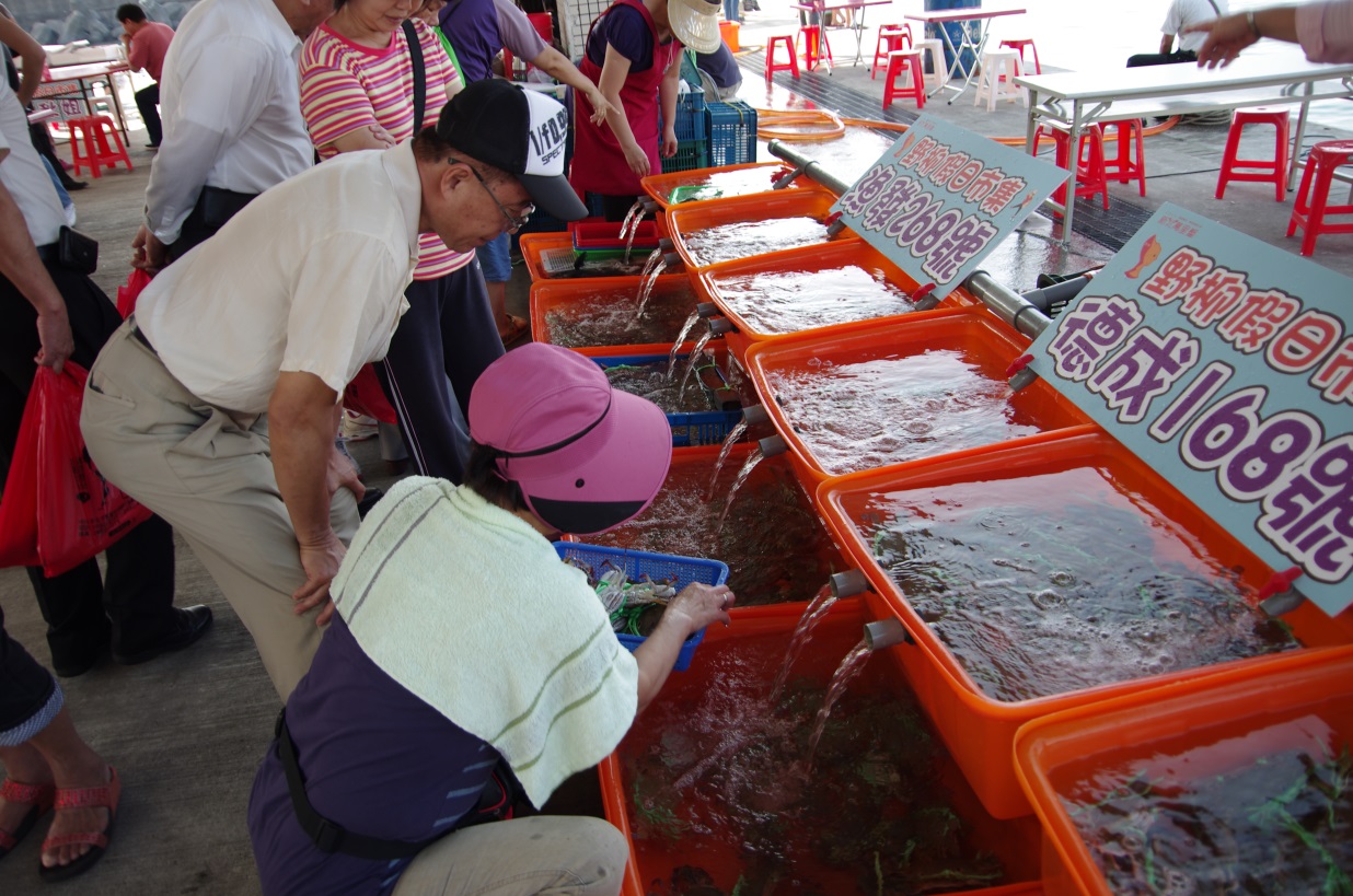 從船上到攤位，這就是最新鮮的萬里蟹