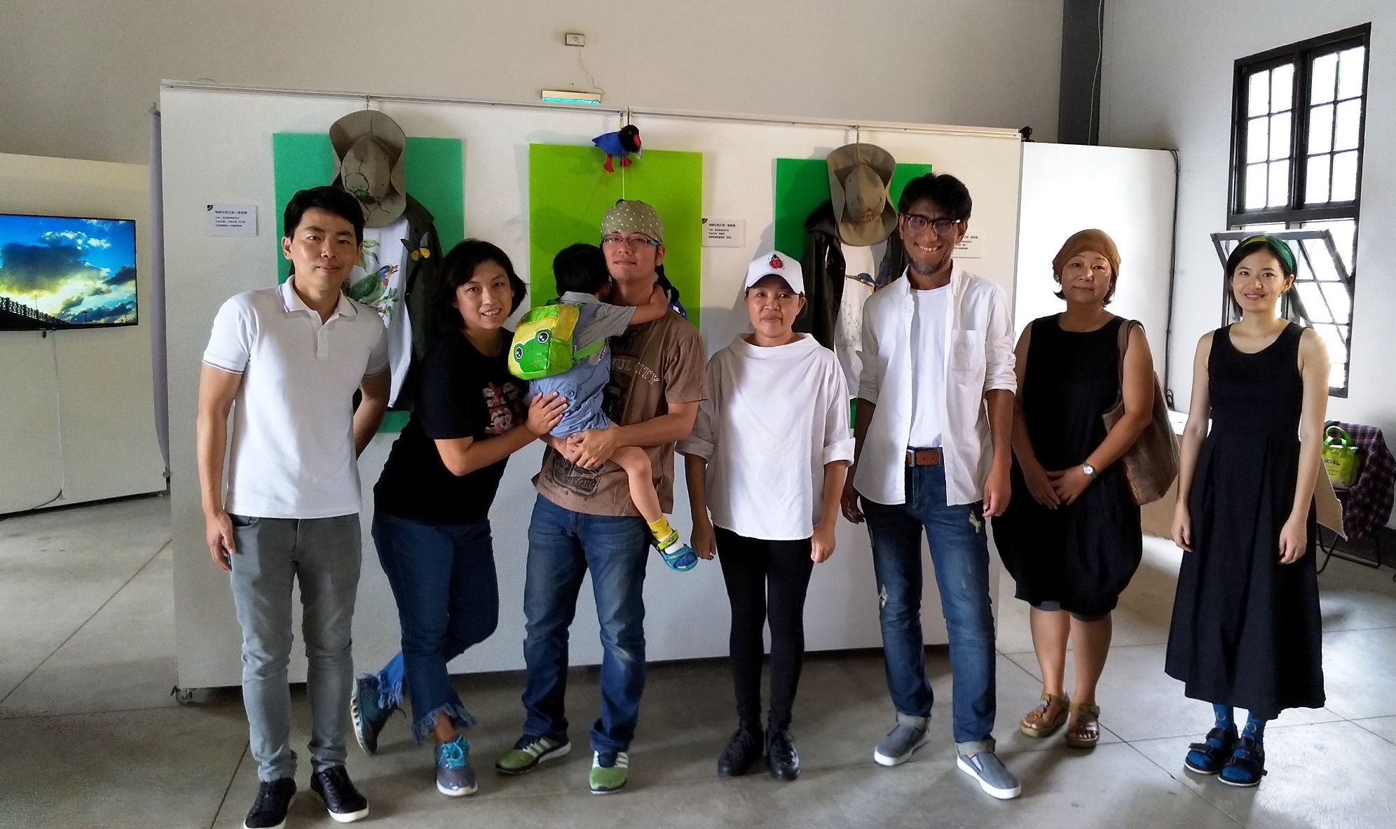 淡古公關照：魏天健(右三)與其他駐村藝術家及淡水古蹟博物館館方人員。
