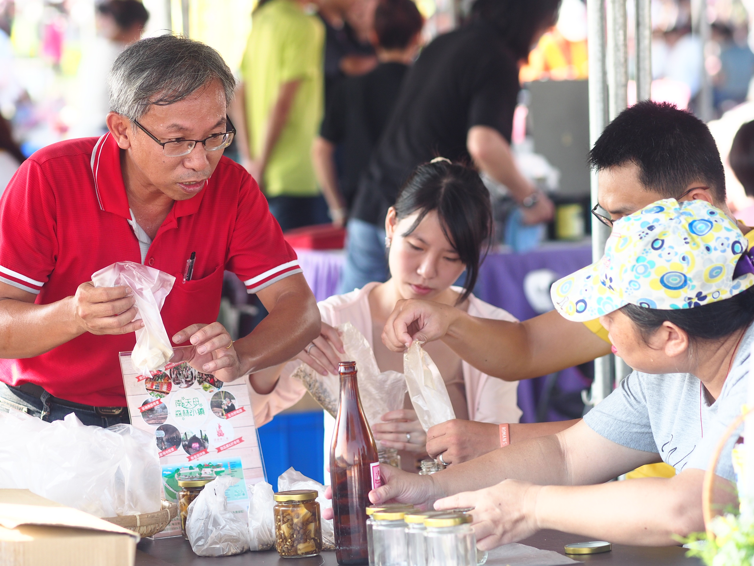 市集活動現場吸引許多民眾體驗養生豆腐乳DIY