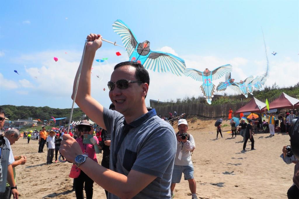 市長朱立倫開心放飛總長度超過百米的單線串聯風箏_新北市文化局