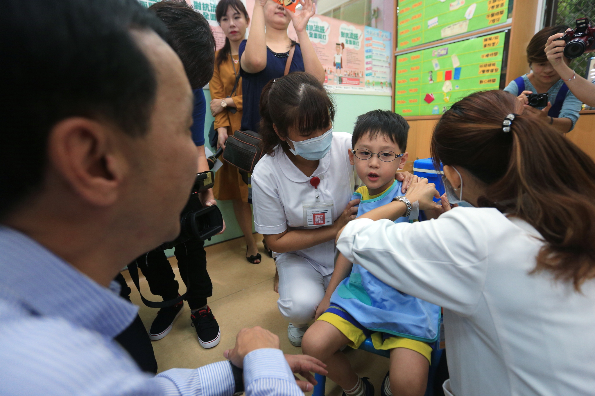 朱市長關心小朋友施打流感疫苗，給小朋友們加油打氣