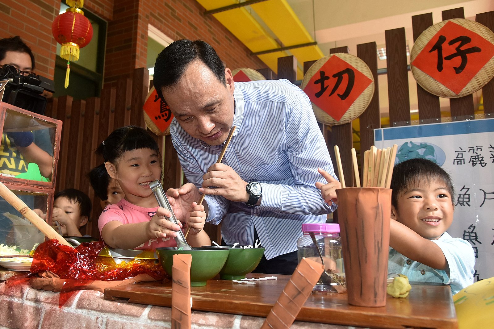 朱市長與幼生用道具體驗切仔麵的製作過程