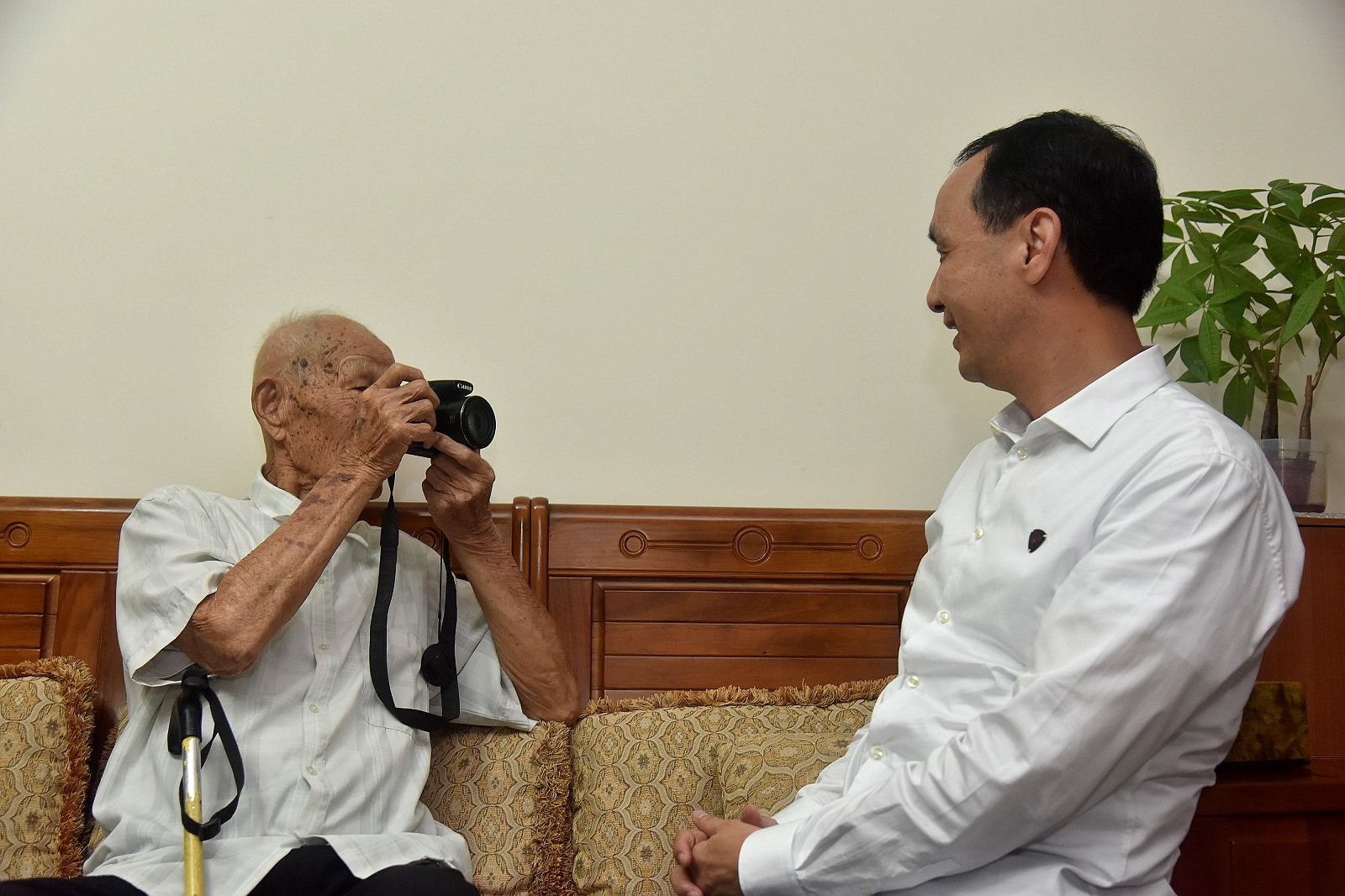 朱市長拜訪百歲人瑞 表達敬老的關懷心意