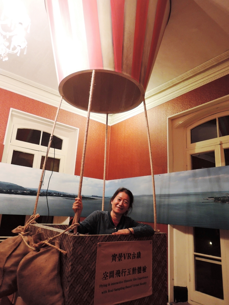 「時空樂氣球・虛實淡水遊」模擬搭乘熱氣球升空，遠眺淡水河岸邊的古蹟群。