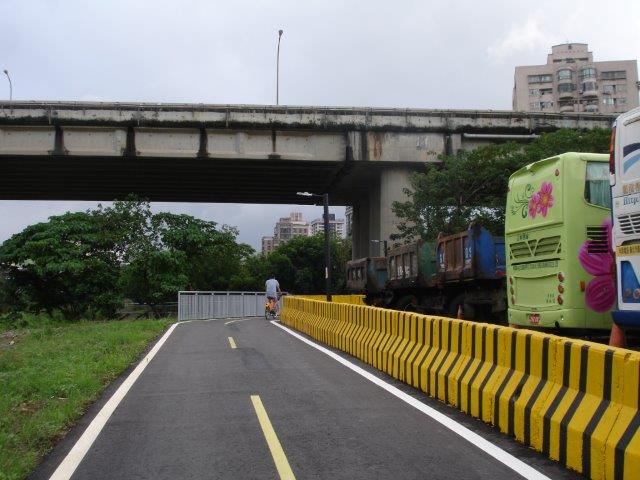 世新三水門至大鵬華城堤外綠地公園(環河快速道路橋下旁)之間增設自行車道