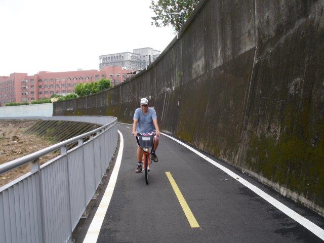 提供自行車騎士更完善且安全的自行車路網環境