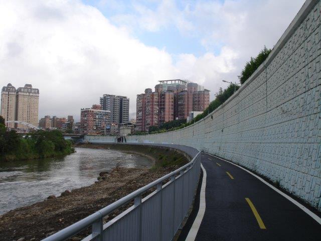 本自行車道可與臺北市自行車道、新店溪自行車道串接