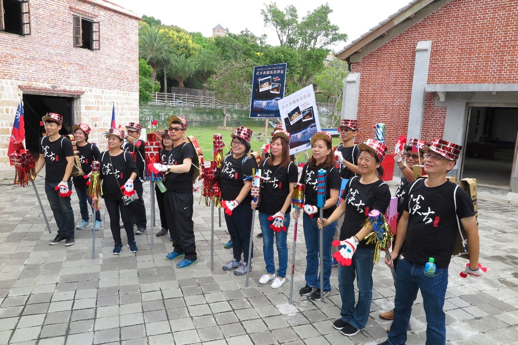 淡古公關照：吳峻毅(右一)積極參與淡水在地活動，圖為2017淡水環境藝術節藝術踩街。