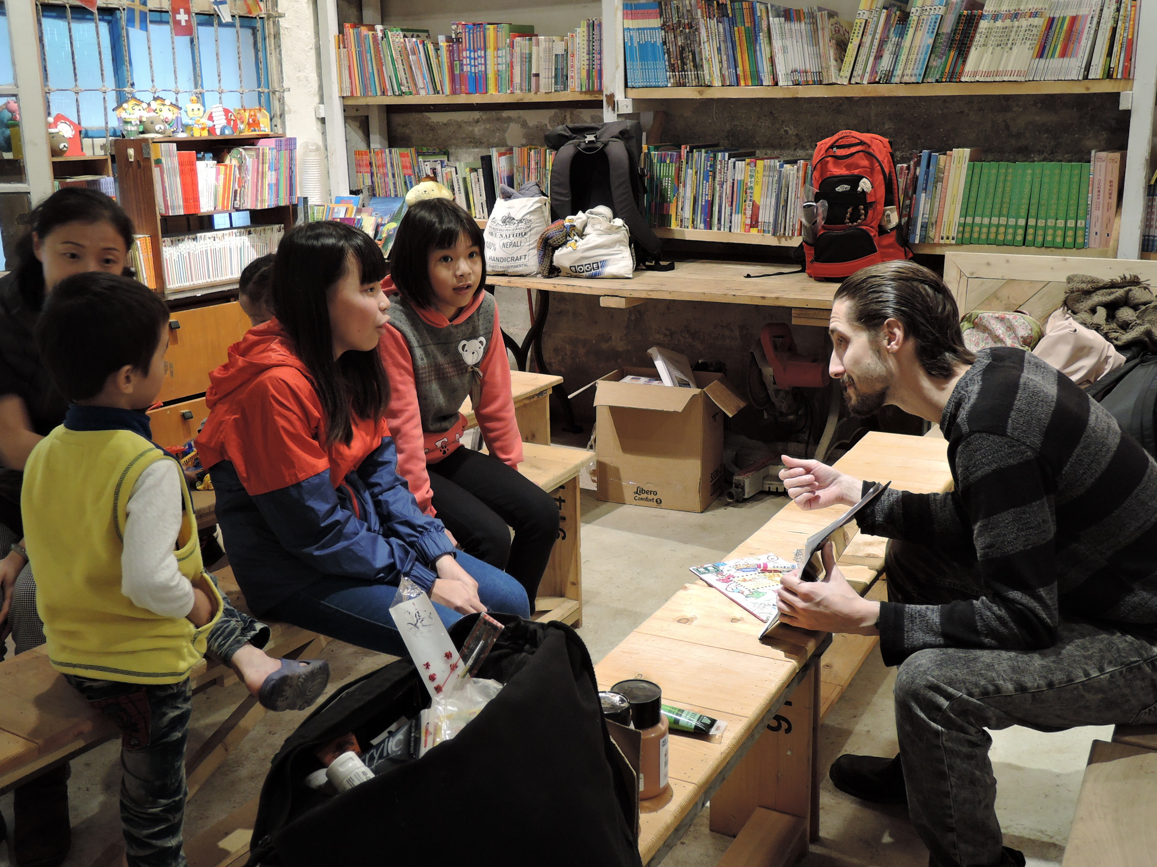 外國朋友與台灣在地兒童分享家鄉的故事，為偏鄉教育出一份力