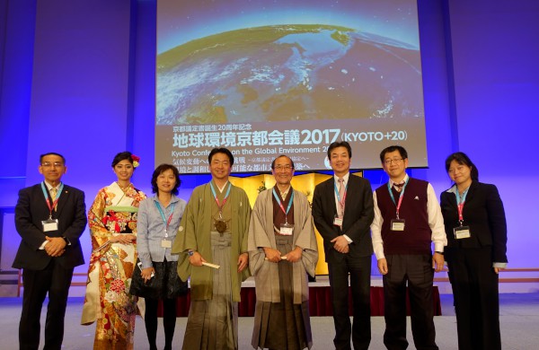 環保局代表團與京都市長(右四)、議長(左四)及地球小姐(左二)合影