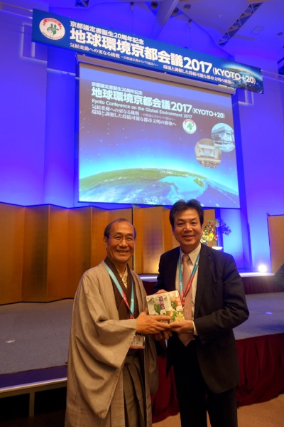 環保局劉和然局長代表市長致贈紀念品予京都市長
