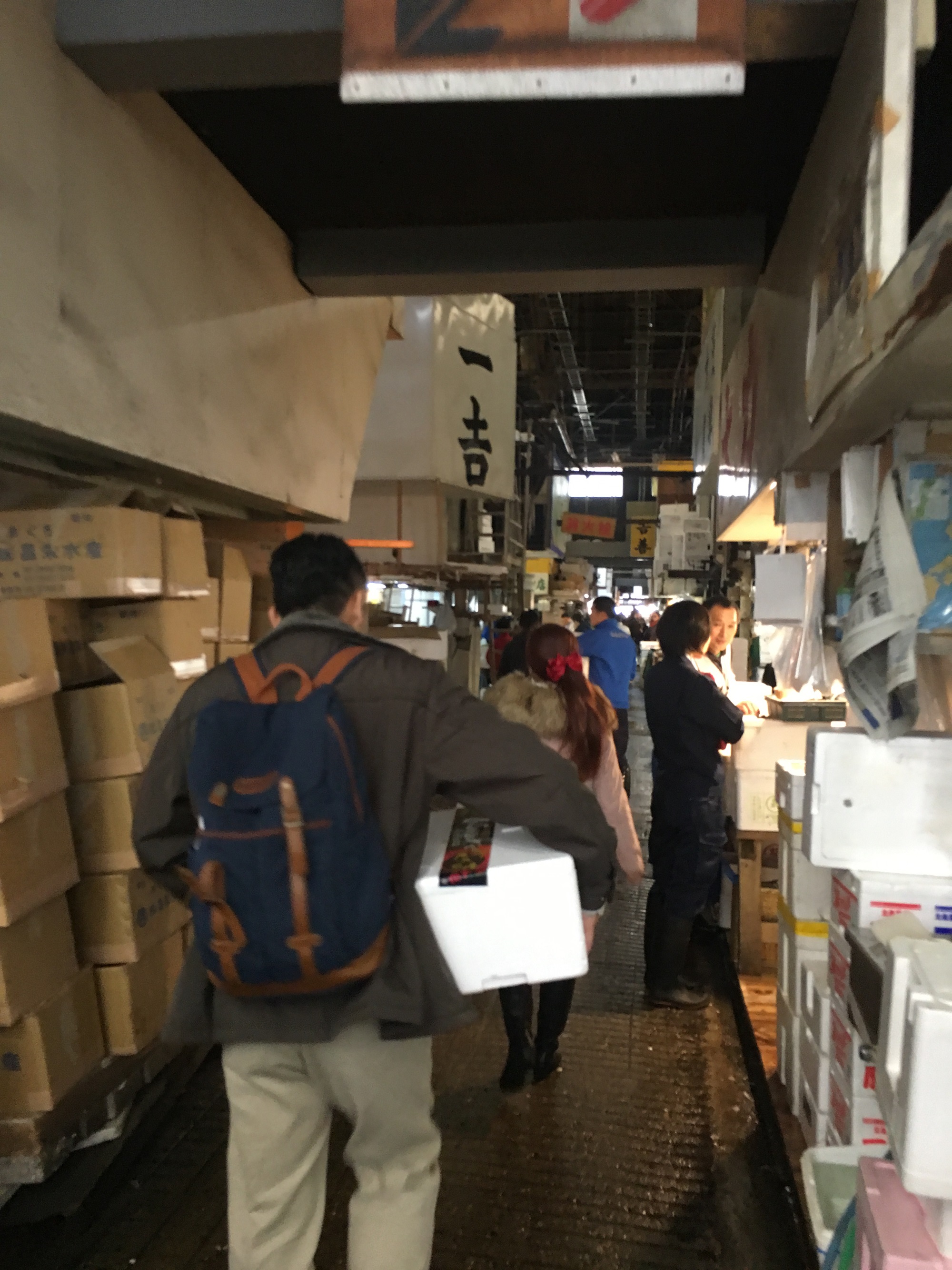 德島實業有限公司總經理黃炯毓（背影）親自手持生鮮九孔前往日本築地市場，打開日本魚市通路