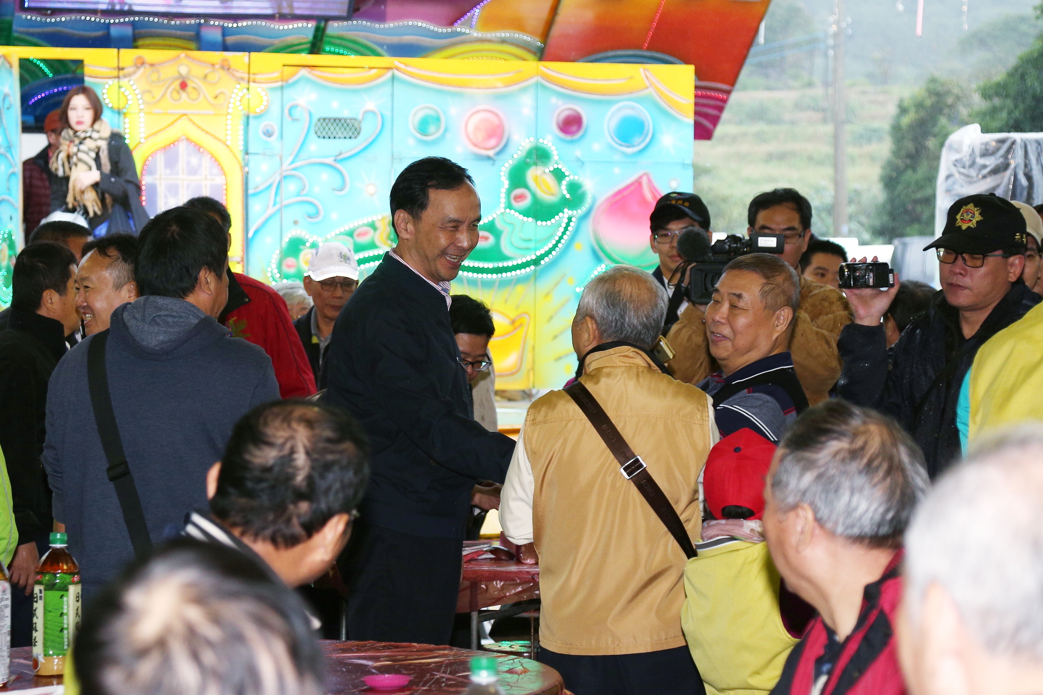 朱市長出席金山三界壇聖德宮250週年啟建慶成福醮平安宴，與來自各地信眾握手致意