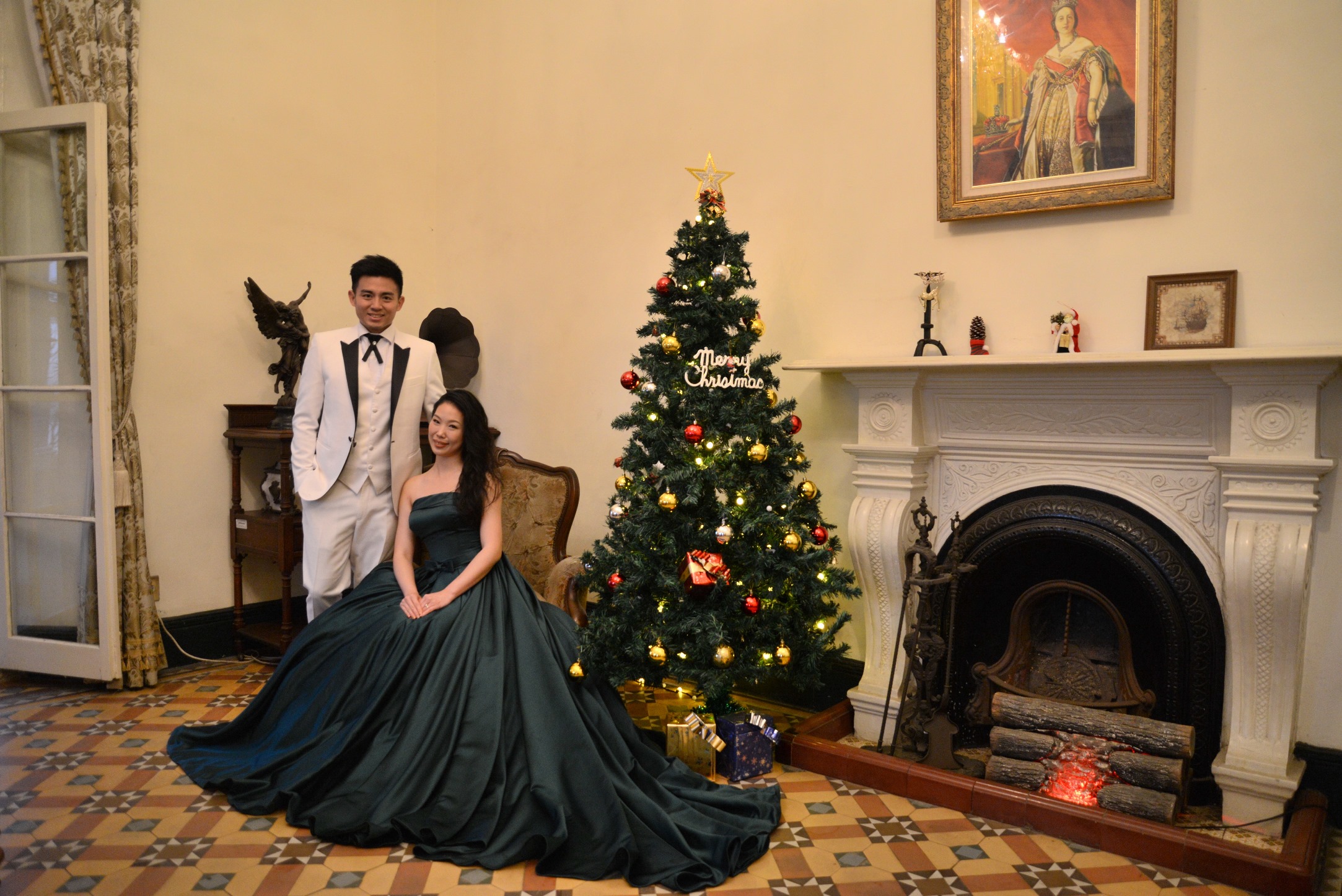 耶誕節即將到來，官邸的壁爐旁也設置耶誕樹，有濃濃的節慶氛圍。