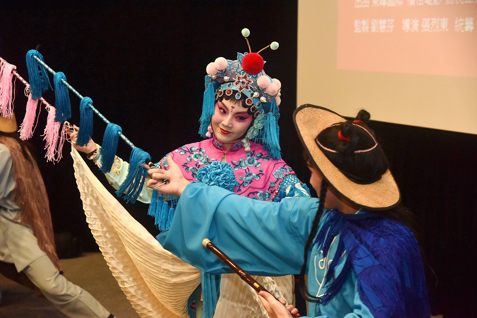 在戲曲大師的努力之下，紀錄片呈現臺灣京劇的精采故事，讓年輕世代了解京劇歷史的可貴，傳揚藝術文化。