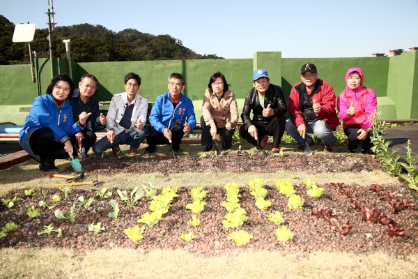 王美文副局長與各示範點成員一起種下新菜苗，期許在示範點的帶動下，都市水泥叢林能夠綠意盎然