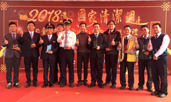 劉和然局長(右6)與公廁金質獎-交通運輸組得獎代表合影