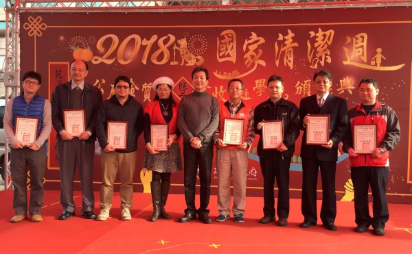 劉和然局長(右5)與資收大學堂得獎代表合影