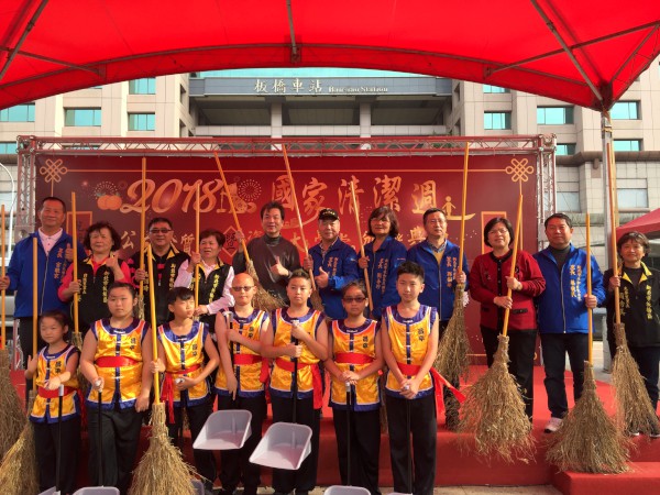 環保局劉和然局長(後排右5)與里長們、昌平國小學生共同宣布國家清潔週正式啟動