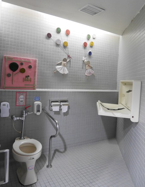 十三行博物館男女廁均設置嬰兒尿布床，落實男女平權友善理念