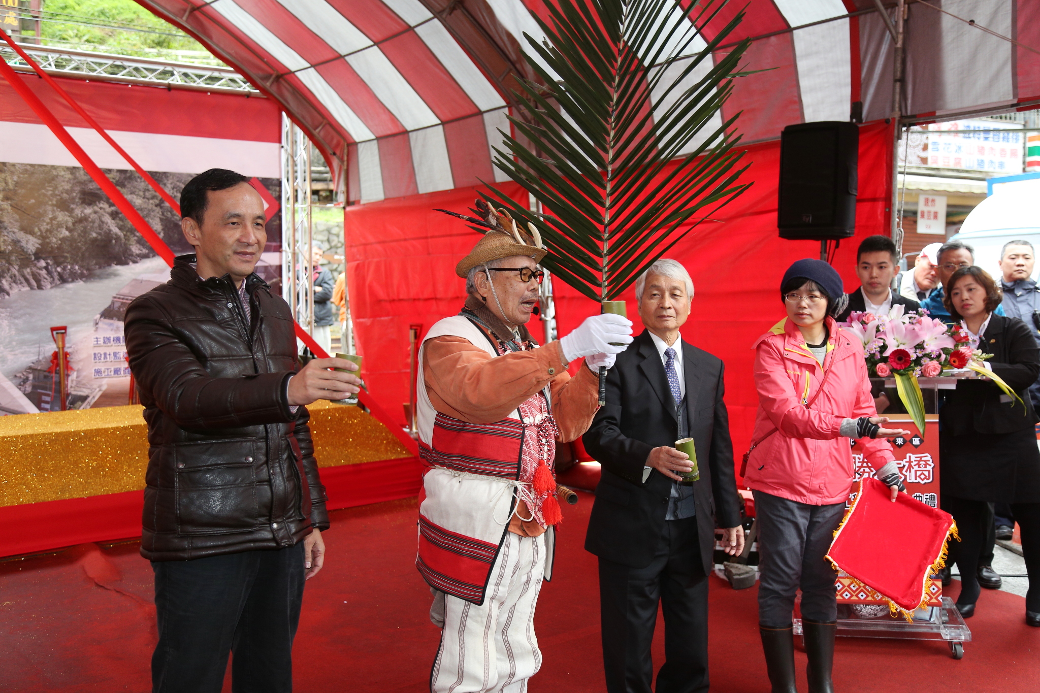 朱市長循原住民傳統儀式，為烏來區覽勝大橋改建祈福