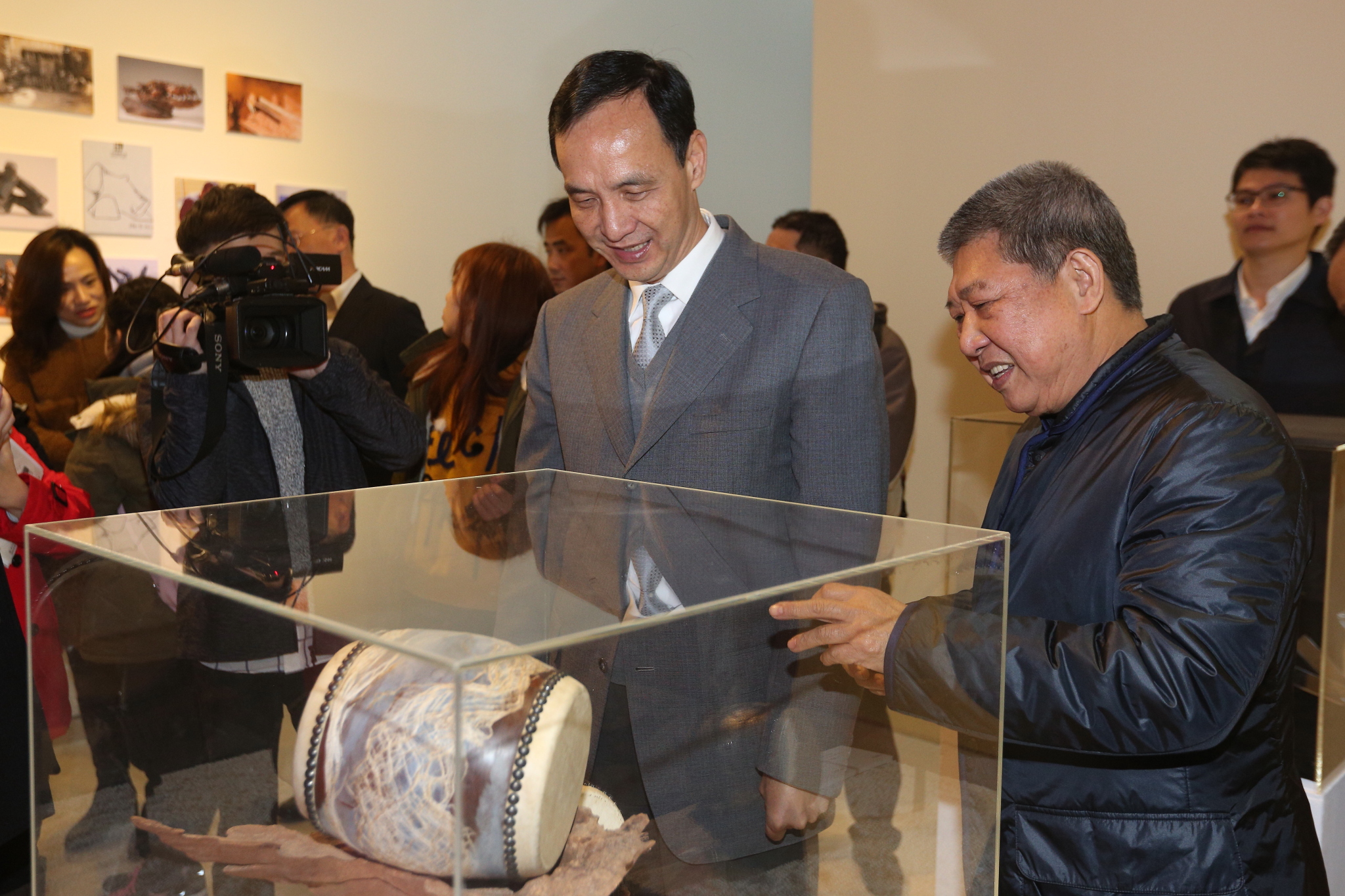 新北文化貢獻獎得主王錫坤仔細為朱市長說明製鼓細節