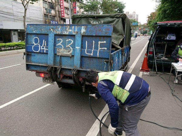 環保局執行柴油車粒狀污染物濃度檢測作業