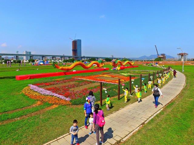 農曆年前在大臺北都會公園周邊及機場捷運A2三重站堤坡旁種植6萬餘株草花