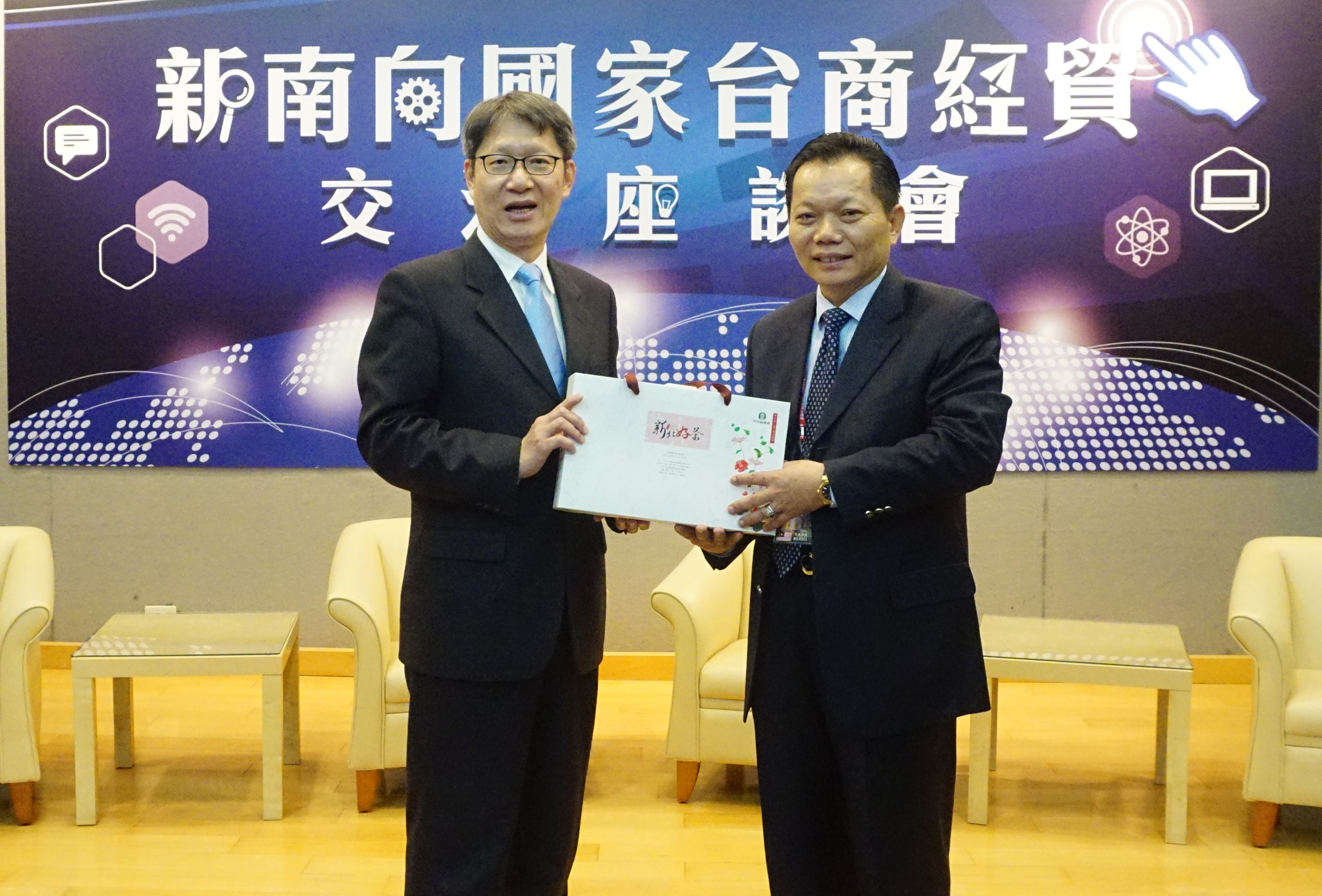 新北市副市長葉惠青(左)與亞洲台灣商會聯合總會長江文洲(右)互相致贈禮品