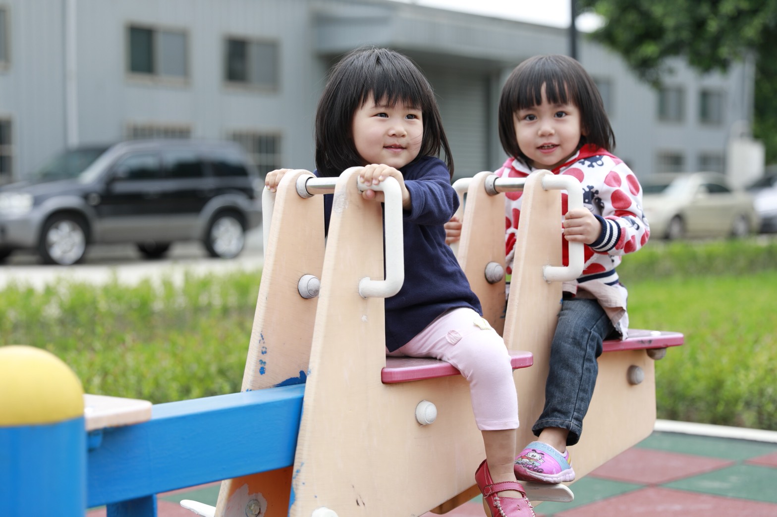 小朋友開心使用永昌公園的遊樂設施