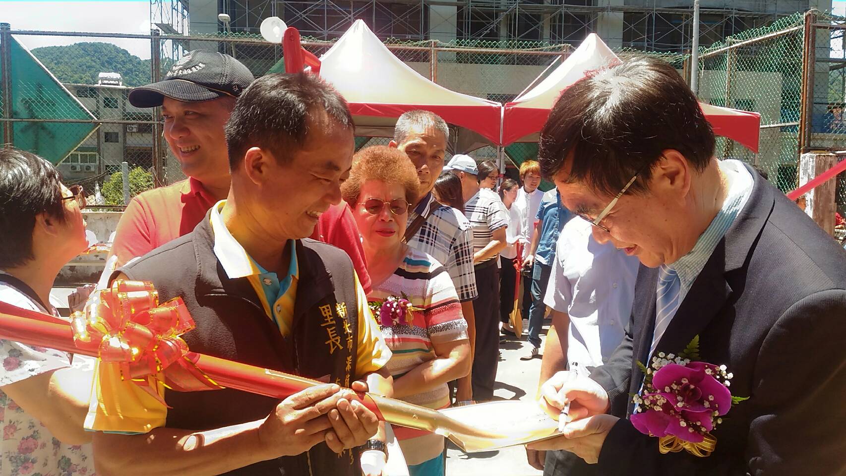 民眾排隊等李副市長（簽名者）在金鏟子上簽名-