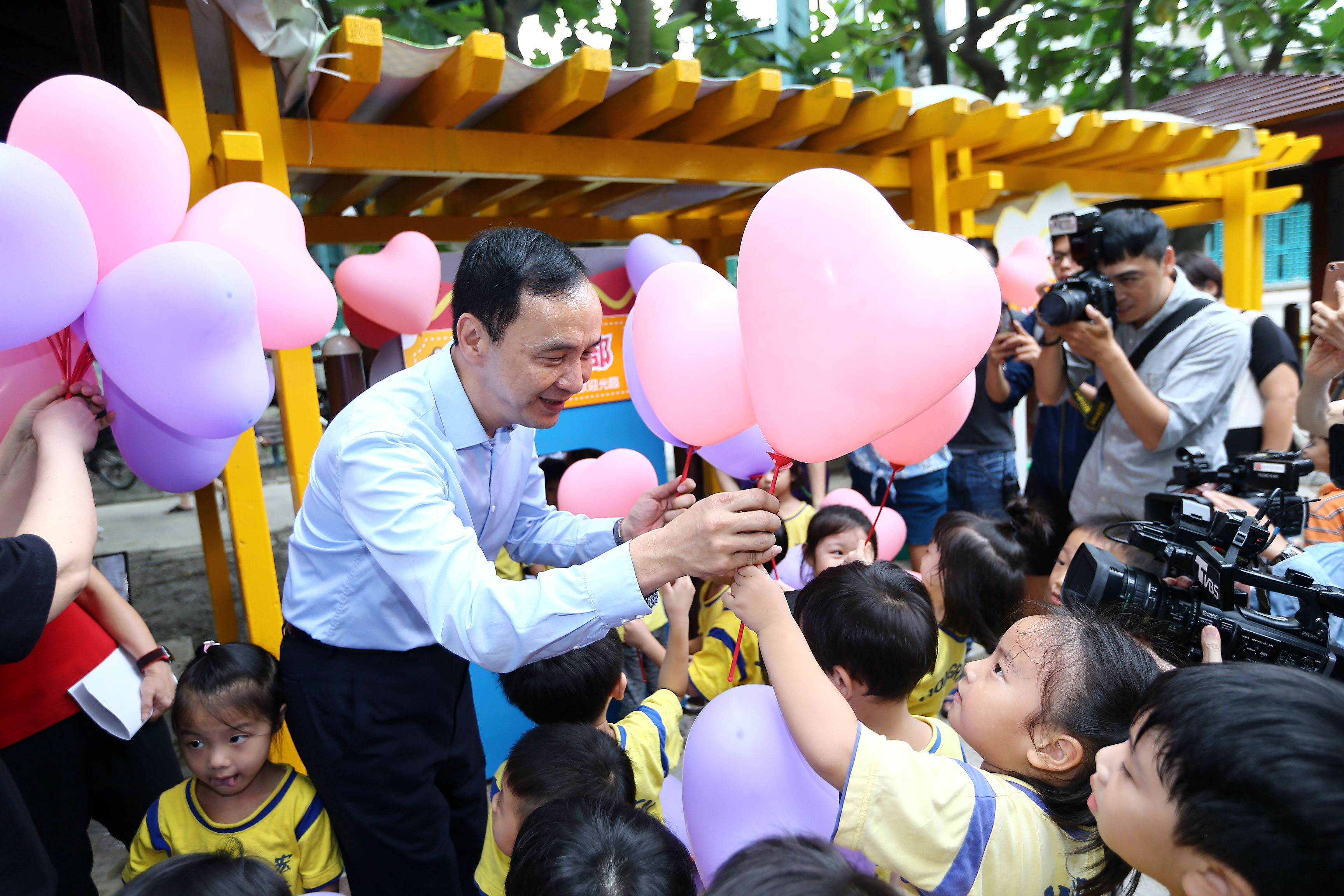 朱市長在棒球主題樂園發送氣球