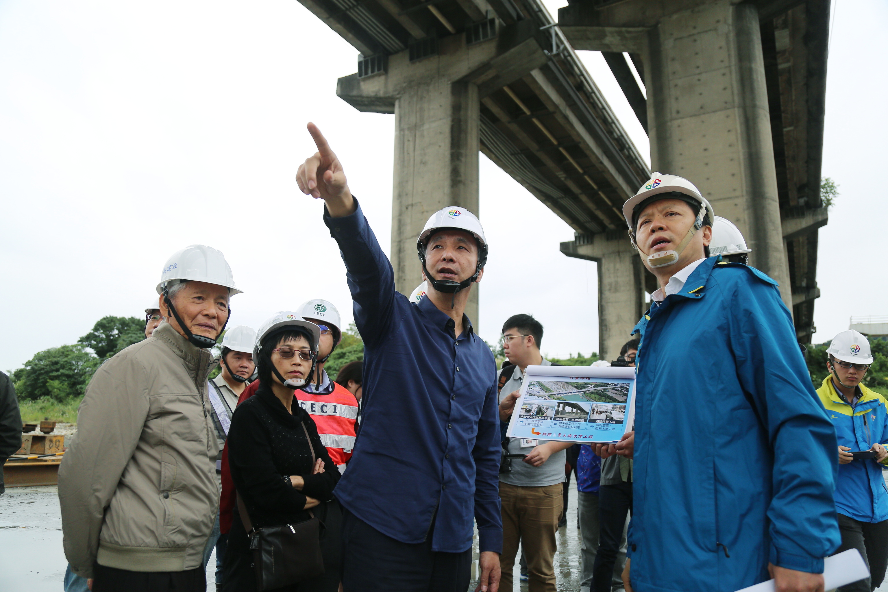 朱市長關心三鶯大橋改建工程，實地了解工程進度