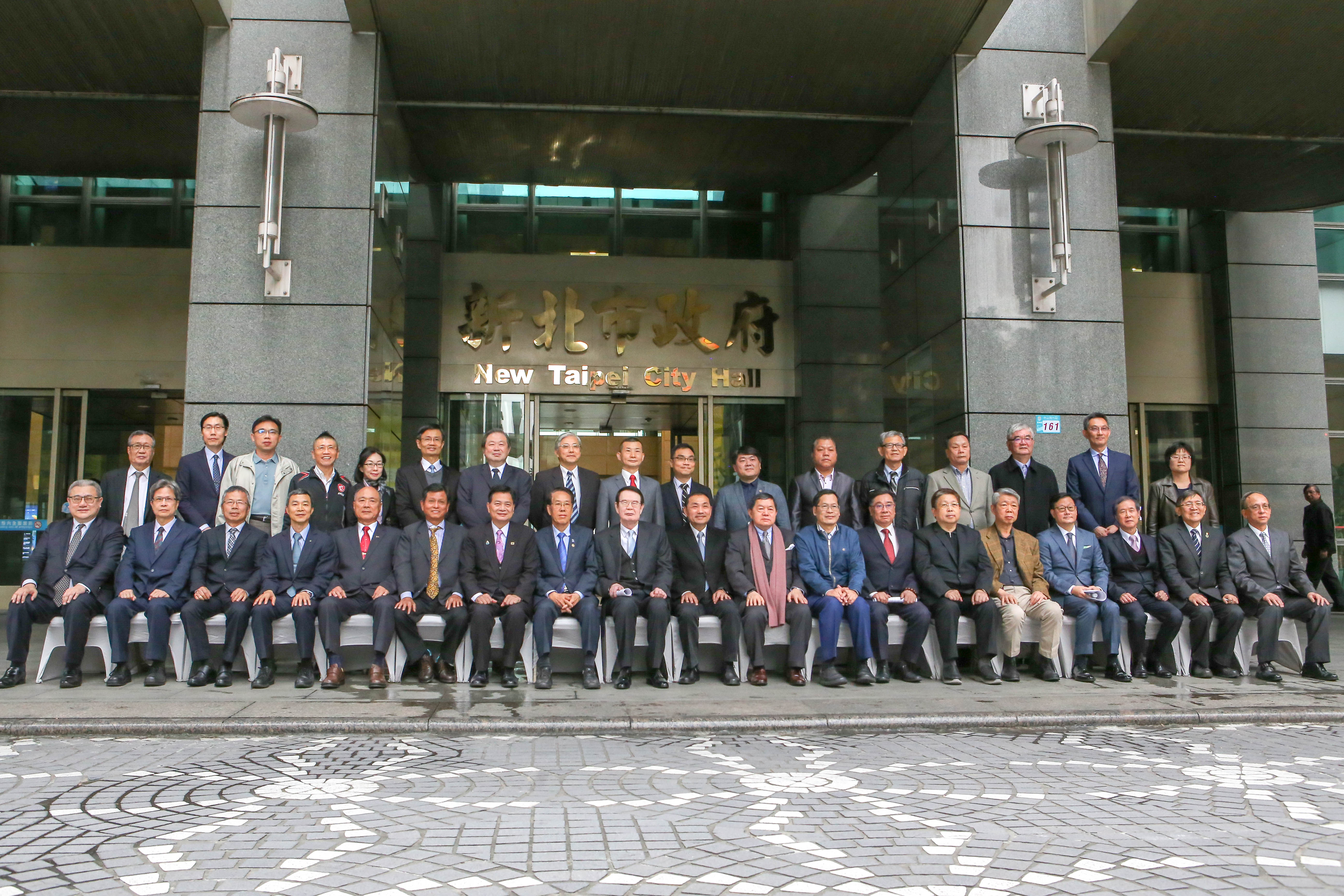 侯友宜市長(前排中)與產業發展諮詢委員會會議出席人員合影