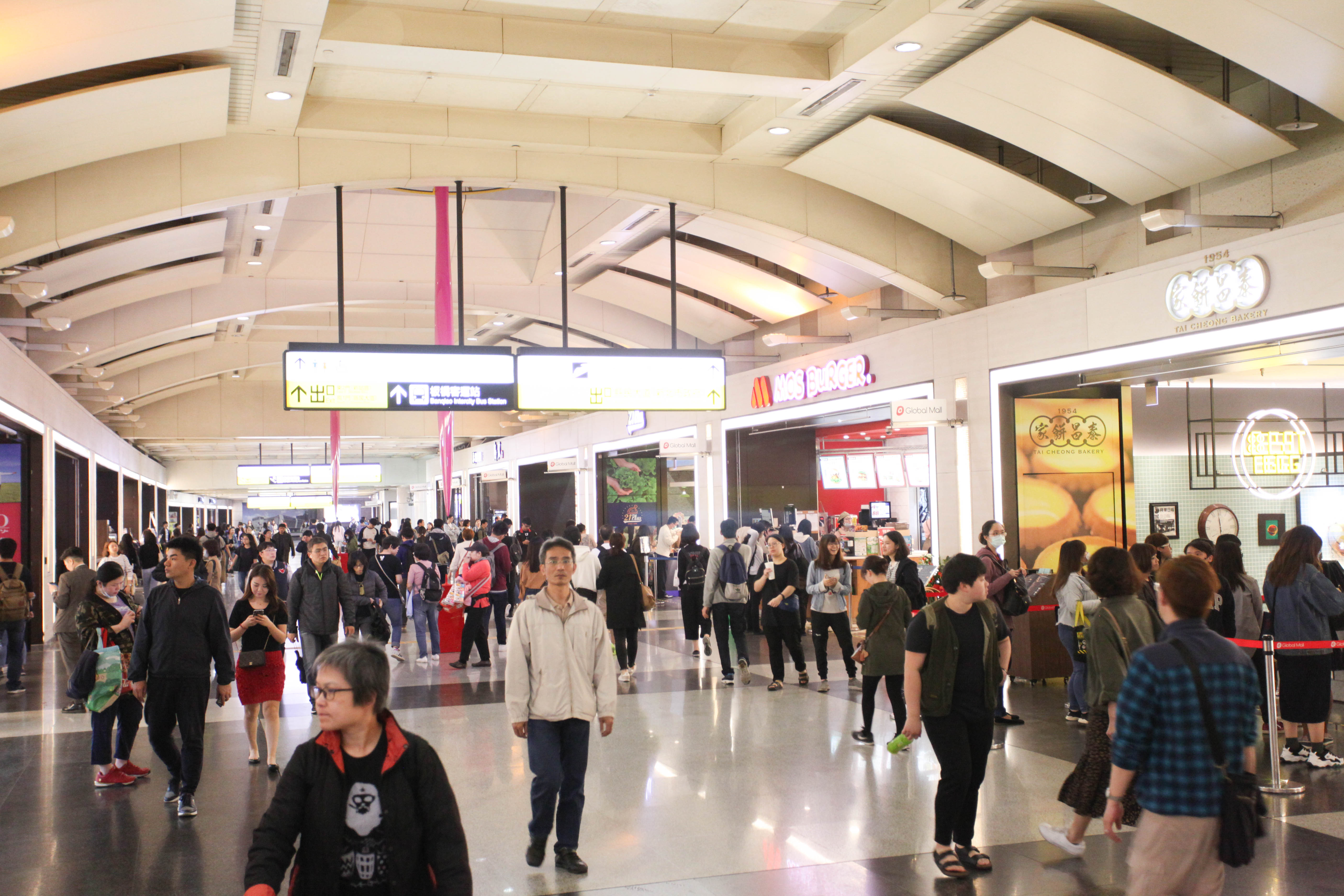 五鐵共構優勢的板橋車站，人潮逐年增加的大新板地區最能夠吸引業者進駐展店