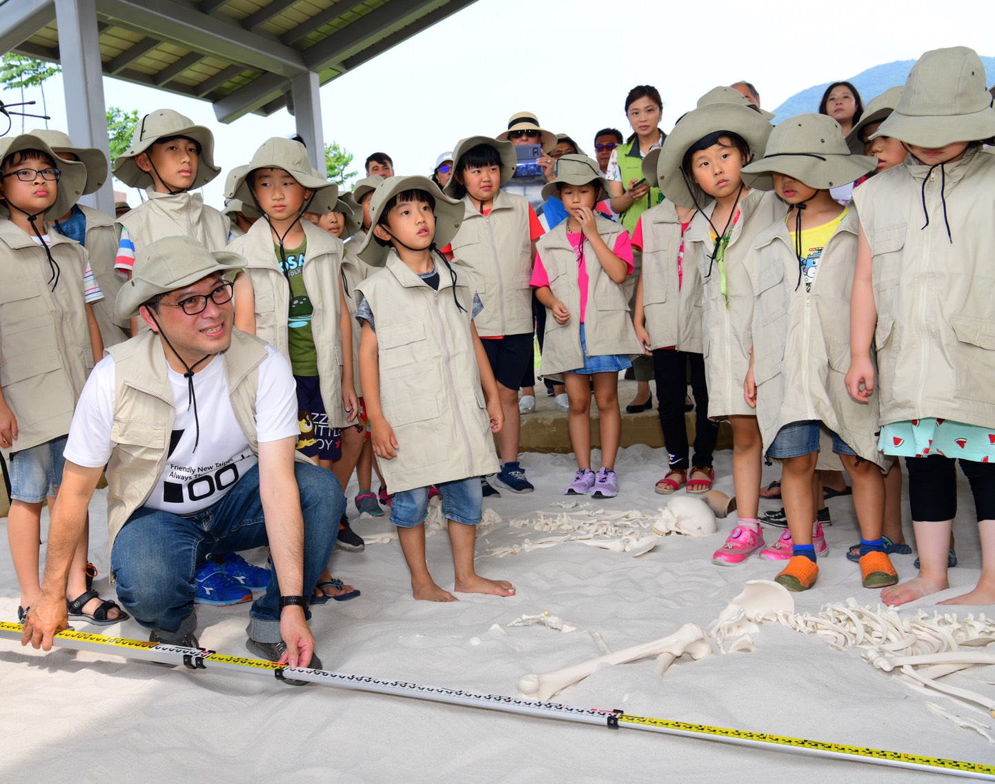 吳明機副市長在全臺最大考古體驗探坑與小小考古學家體驗挖掘樂趣