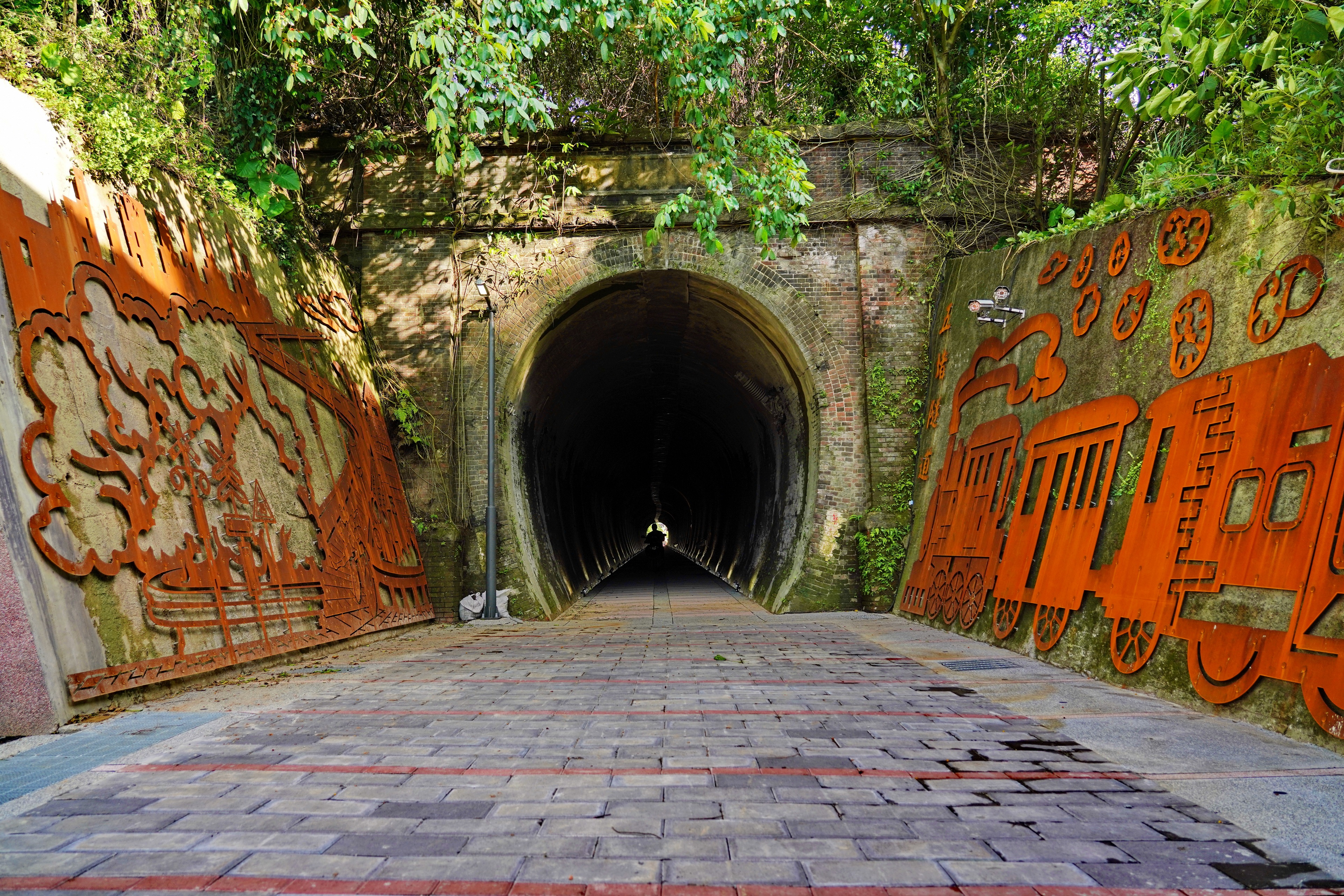 利用台鐵五堵貨場舊隧道規劃，完成連接新北至基隆市的自行車道