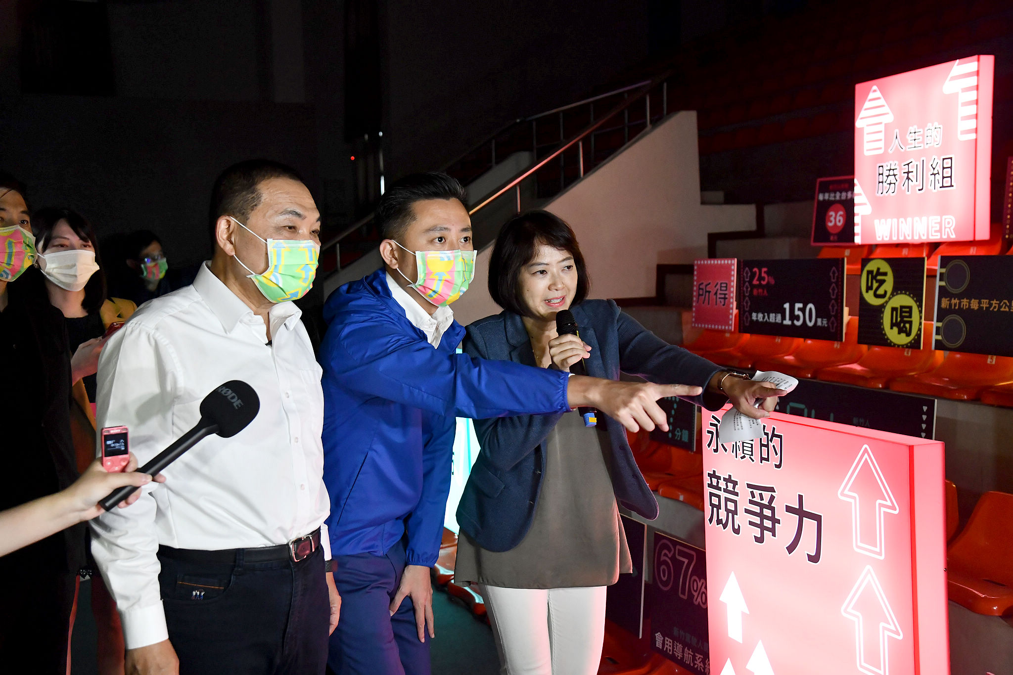 侯友宜市長在林智堅市長帶領下，參觀「2020台灣設計展」