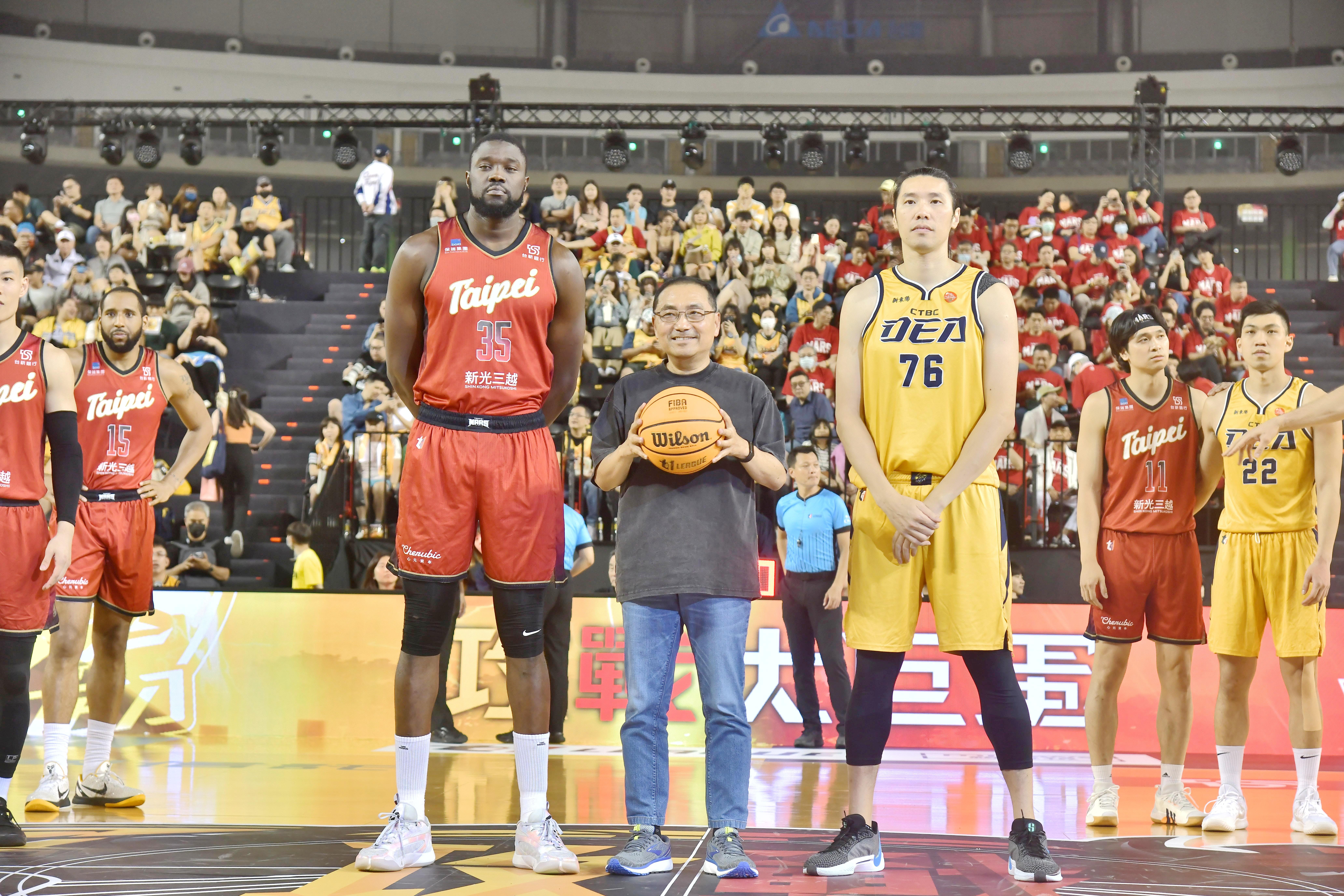 侯友宜為首場大巨蛋職業籃球賽事開球。