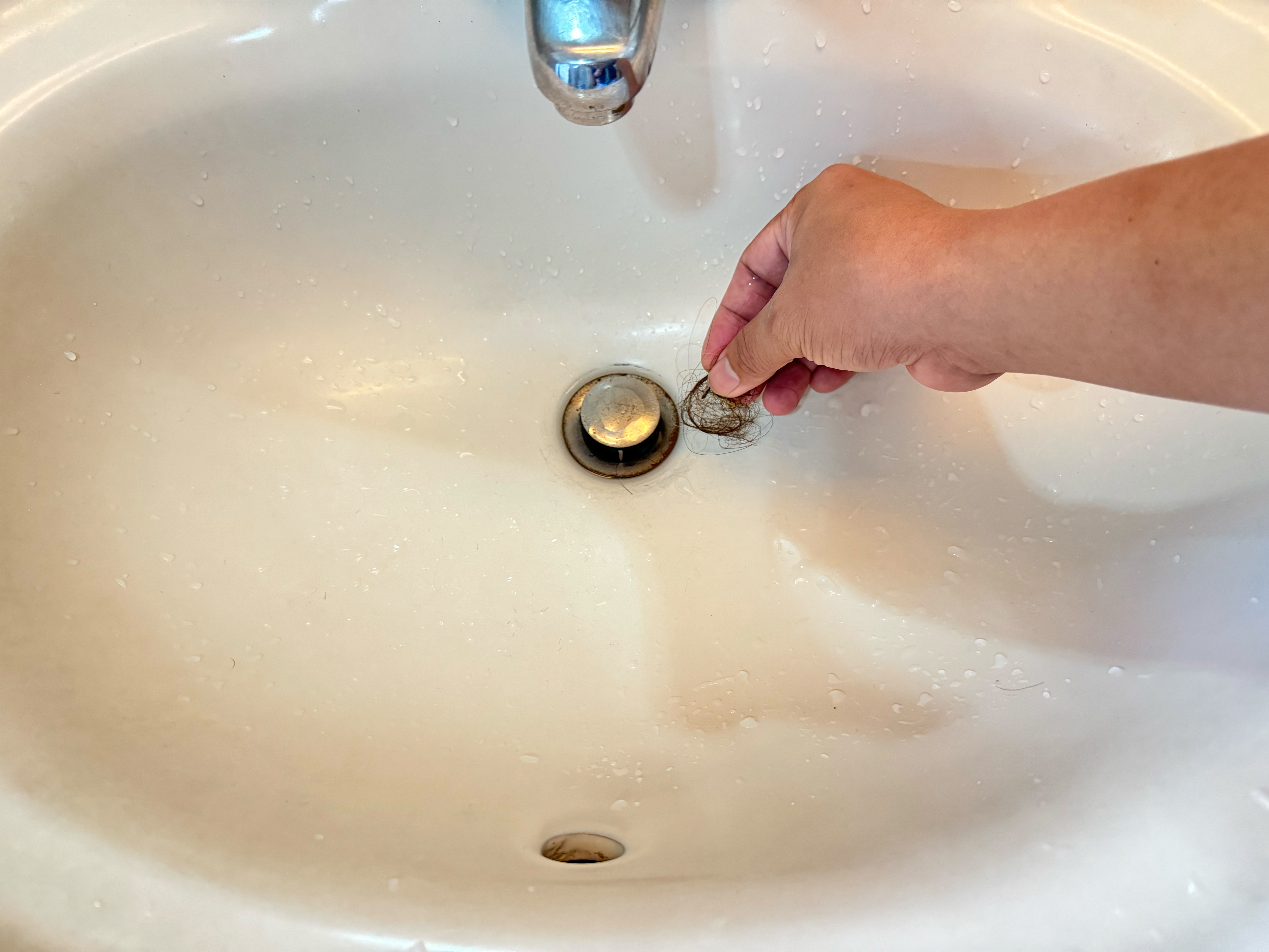浴室中殘留的頭髮或肥皂等，需要定時或定期清理出來