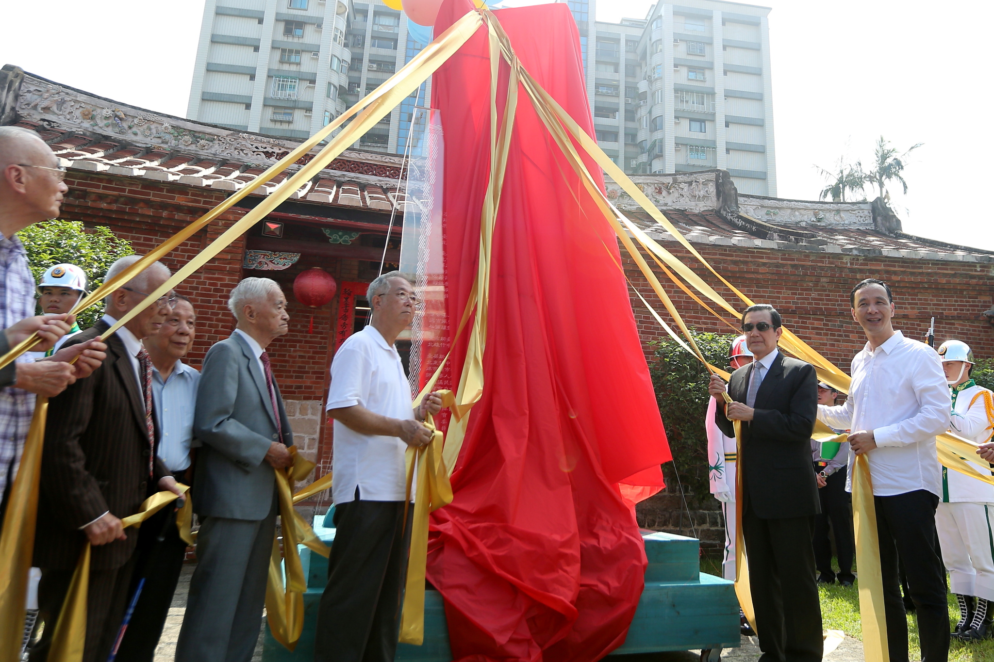 朱市長與馬前總統出席臺灣光復71週年紀念特展揭幕儀式