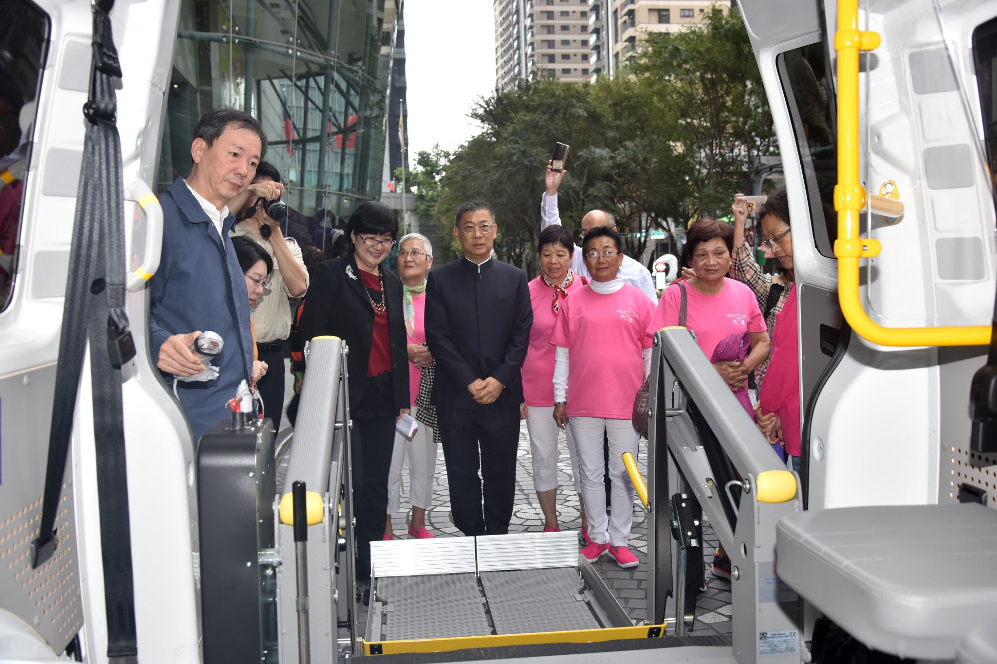 昇恒昌基金會捐贈新北市身心障礙者復康巴士儀式2