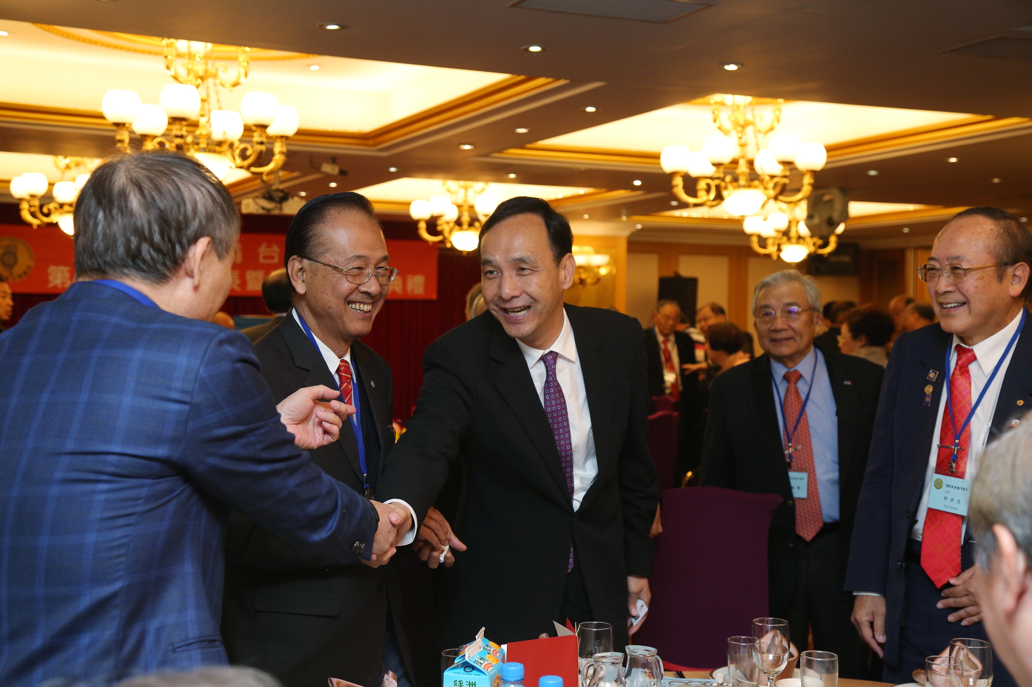 朱市長出席國際扶輪台灣總會第十三屆理監事就職典禮與扶輪獅友握手致意
