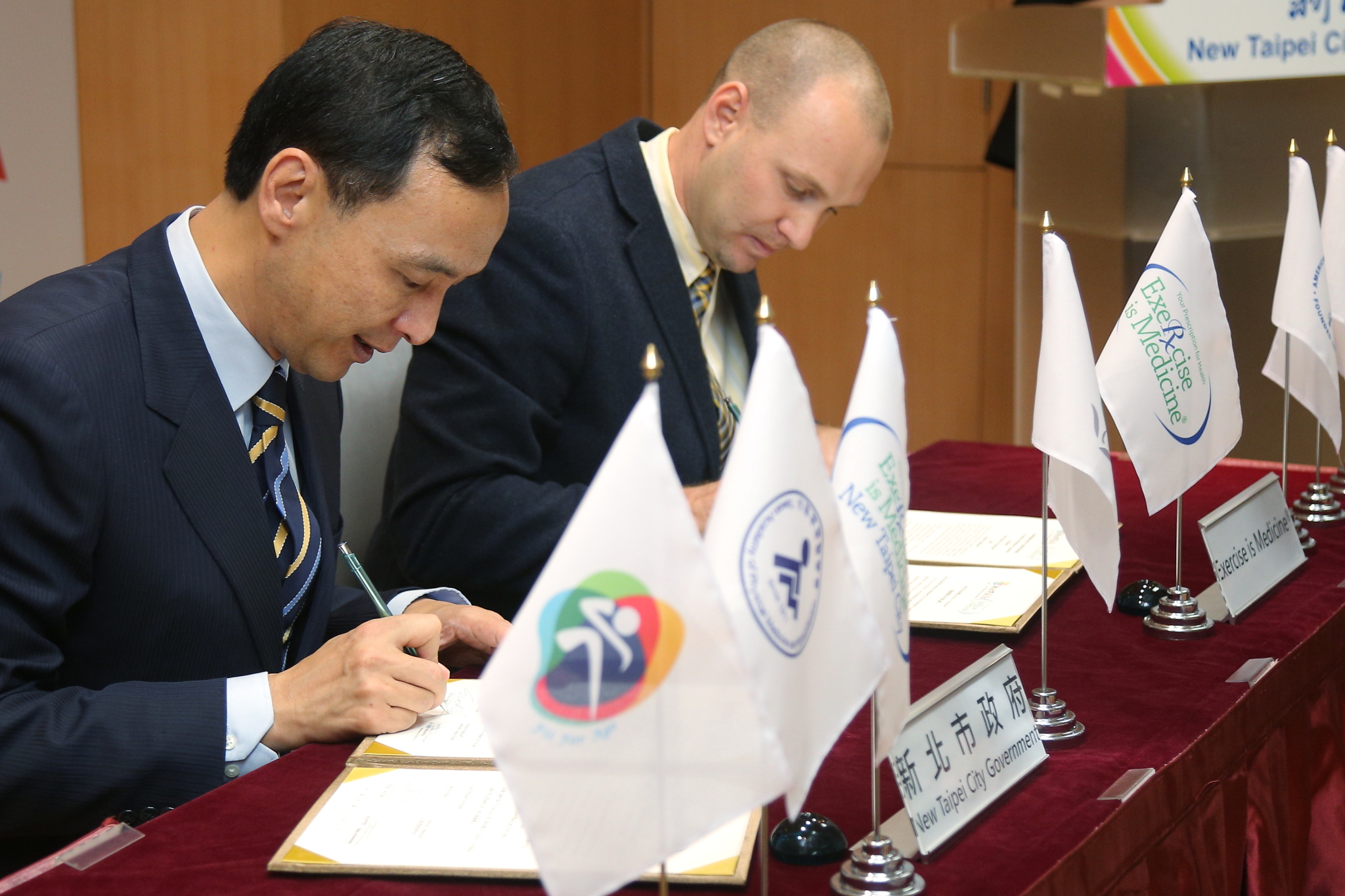 朱市長與EIM總會代表Dr.Stoutenbergej共同簽署國際合作備忘錄，正式加入全球運動及醫學倡議