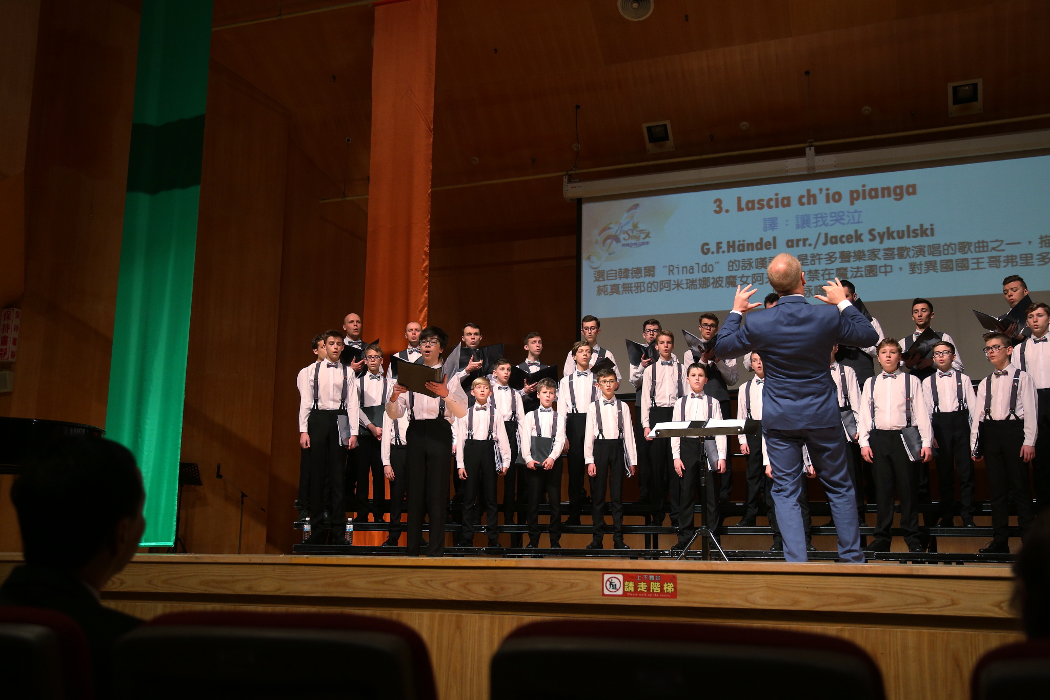 新北跨國交流音樂會朱市長出席音樂會聆聽波茲南市市立少年合唱團演出